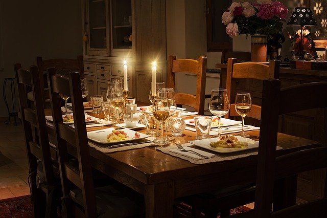 luxusní jídelní stůl